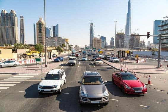 Estrada Sheikh Zayed em Dubai em um dia de verão.