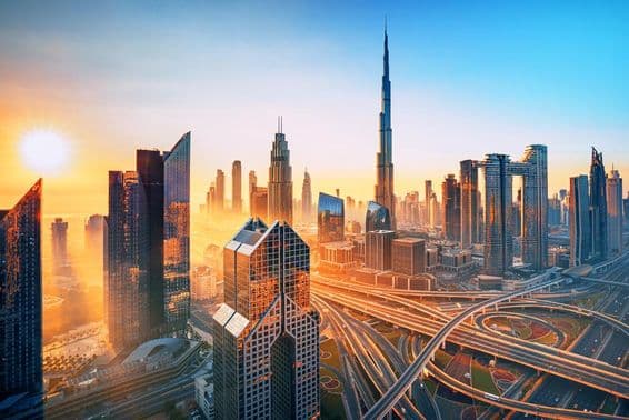 Dubai - centro moderno da cidade com arranha-céus de luxo.