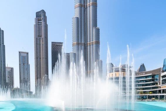 Vista da Fonte de Dubai e o alto arranha-céu, Burj Khalifa, em um dia ensolarado em Dubai.