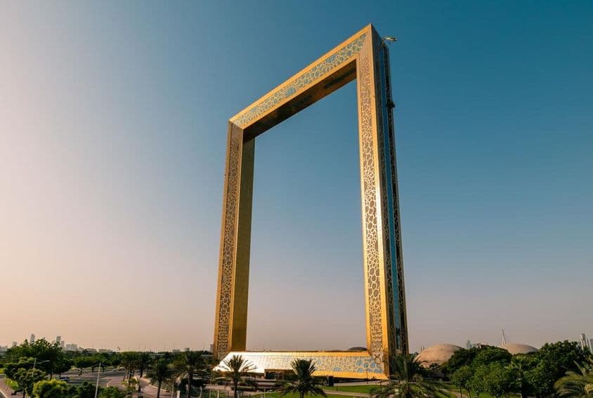 Edifício torre dourada Dubai Frame ao nascer do sol.