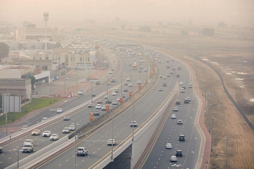 A vista das movimentadas rodovias ao nos aproximarmos do centro de Dubai.