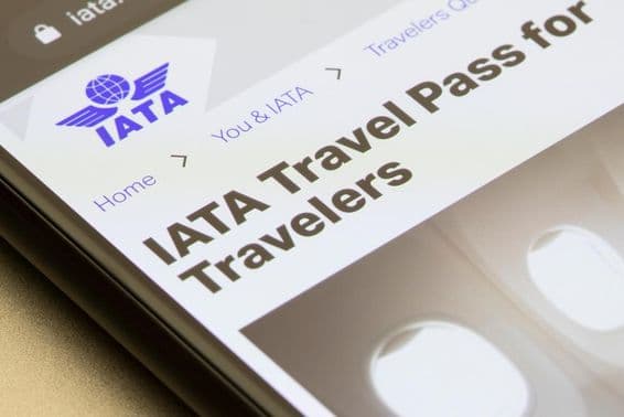 A página introdutória do passe de viagem da IATA é visível.