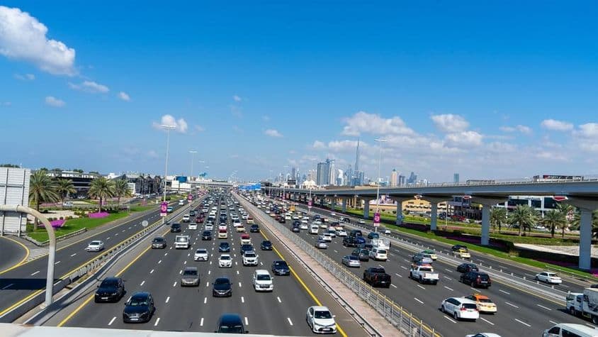 Rodovias, vias expressas e interseções em Dubai, Emirados Árabes Unidos.