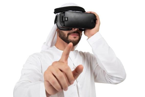 Homem árabe fazendo gesto com headset de realidade virtual.