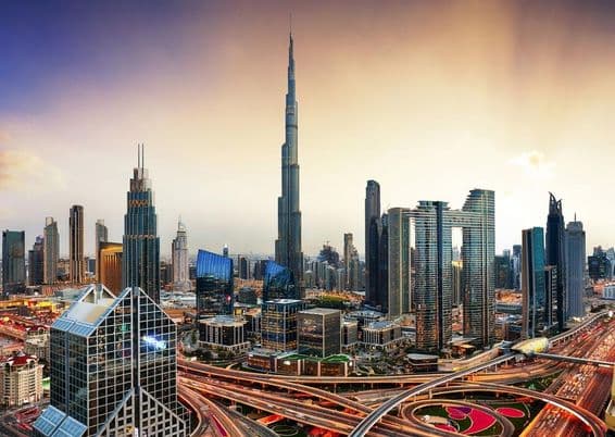 Horizonte do distrito empresarial de Dubai ao pôr do sol.