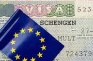 Close de um visto Schengen com a bandeira da UE em Berlim.