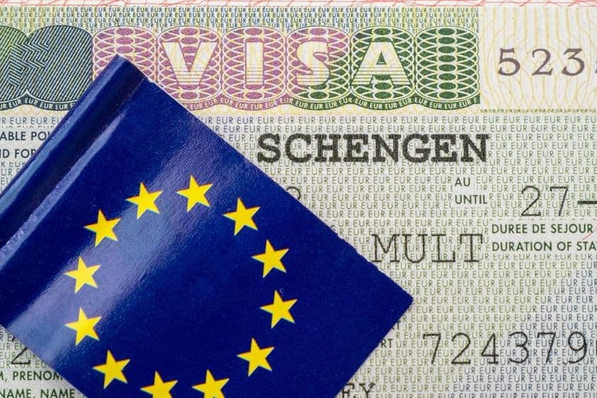 Close de um visto Schengen com a bandeira da UE em Berlim.