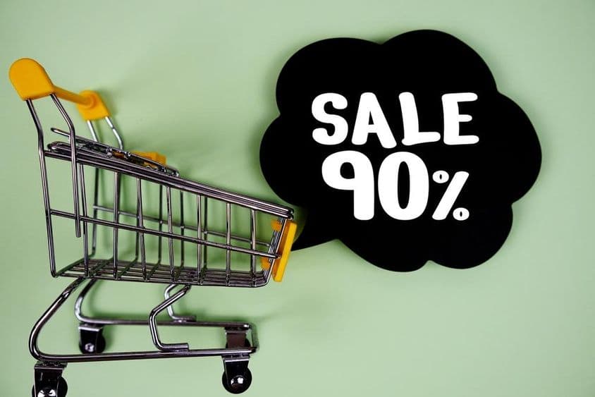 Texto de venda 90% com um balão de fala e carrinho de compras.