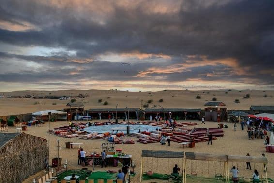 Pôr do sol sobre um acampamento beduíno após safáris tradicionais no deserto de Dubai.