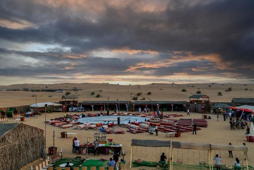 Pôr do sol sobre um acampamento beduíno após safáris tradicionais no deserto de Dubai.