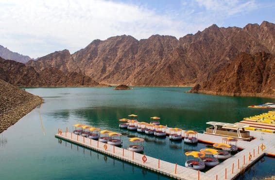 Bonito lago Hatta de verde profundo cercado pelas montanhas Hajar.