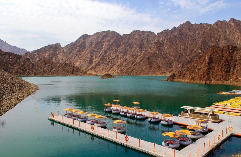 Bonito lago Hatta de verde profundo cercado pelas montanhas Hajar.