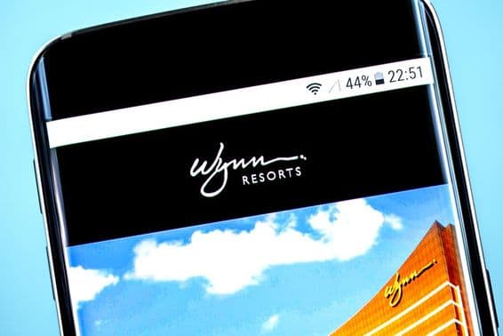 Logotipo da Wynn Resorts exibido na tela de um smartphone.