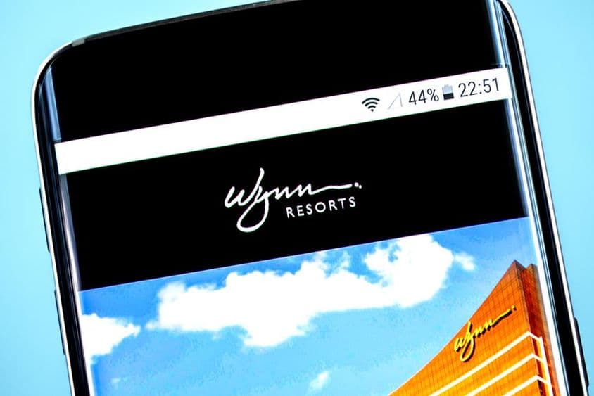 Logotipo da Wynn Resorts exibido na tela de um smartphone.