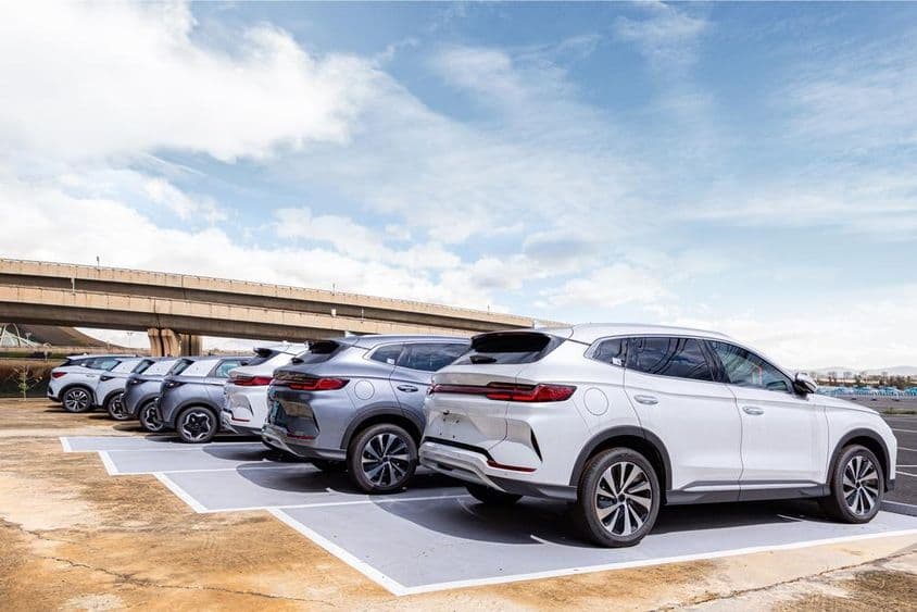 Frota de carros modernos em estacionamento de concessionária.