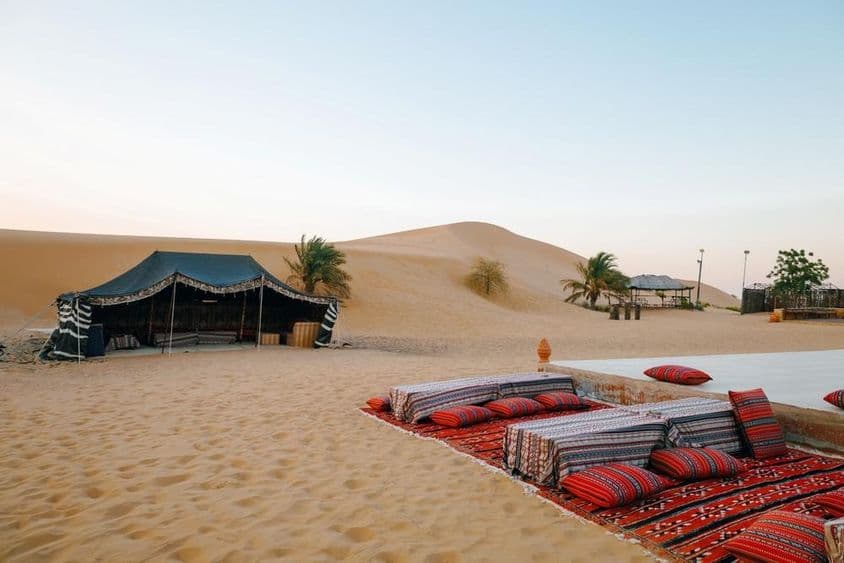 Acampamento de tenda para turistas no deserto de Al Khatim, Abu Dhabi, Emirados Árabes Unidos.