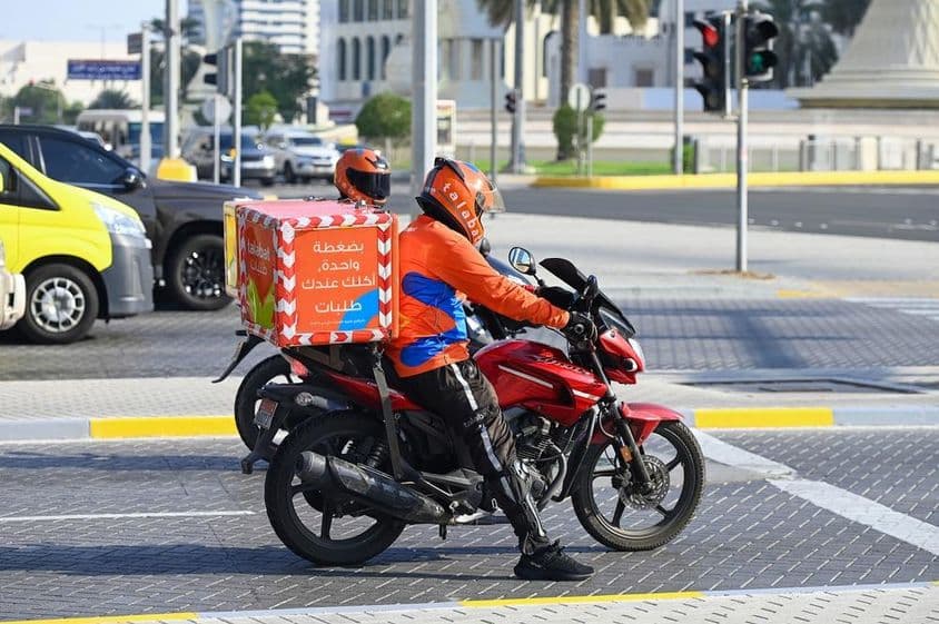 Entregadores da empresa Talabat em uma rua de Abu Dhabi.