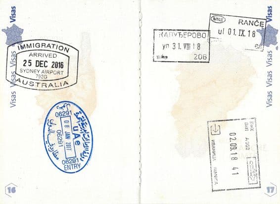 Carimbos de imigração em um passaporte francês.