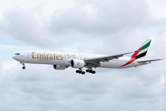 Uma aeronave Emirates Boeing 777-31HER perto do Aeroporto Internacional de Miami.