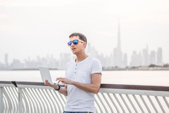 Programador freelance masculino feliz.