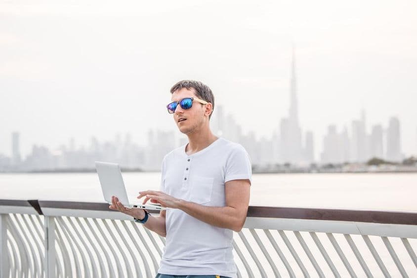 Programador freelance masculino feliz.