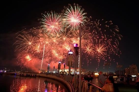 Centro Festival de Dubai DFC, Fogos de Artifício.