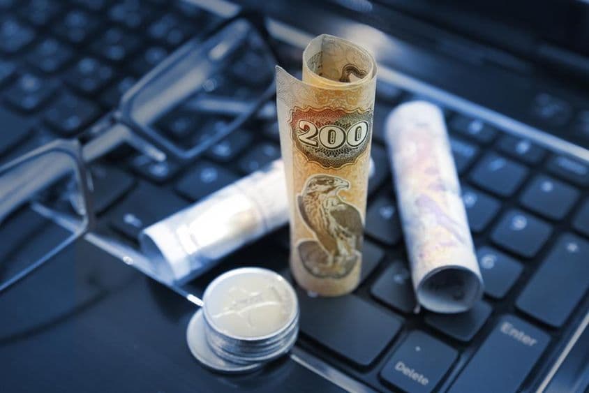 Notas de duzentos, cem, cinquenta dirhams dos Emirados Árabes Unidos.