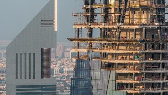 Construção de um novo arranha-céu moderno em Dubai.