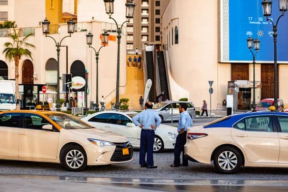 Táxis em uma rua em Dubai.