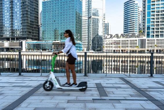 Uma scooter elétrica na promenade da Marina de Dubai.