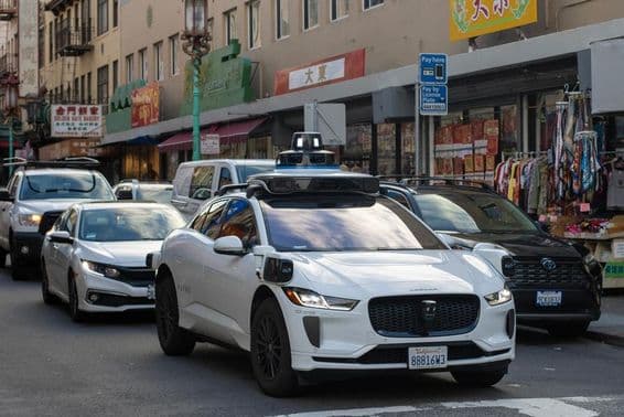 Robotáxi Waymo navegando pelas movimentadas e estreitas ruas de Chinatown em São Francisco.