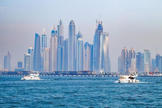 Dubai Marina, vista de arranha-céus incluindo Princess Tower, Ciel, e Elite Residences Tower.