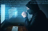 Cibercrime, hacker e propagação de vírus com computador.