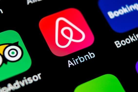 Ícone do aplicativo Airbnb na tela do Apple iPhone X.