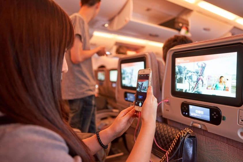 Mulher a bordo do Emirates A380.