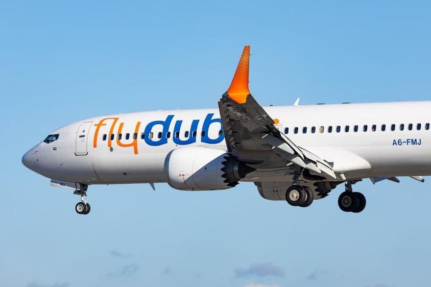 Aeronave Boeing 737-8max da FlyDubai em configuração de pouso.