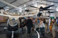 Estande da Joby Aviation no Farnborough International Airshow em uma sexta-feira.