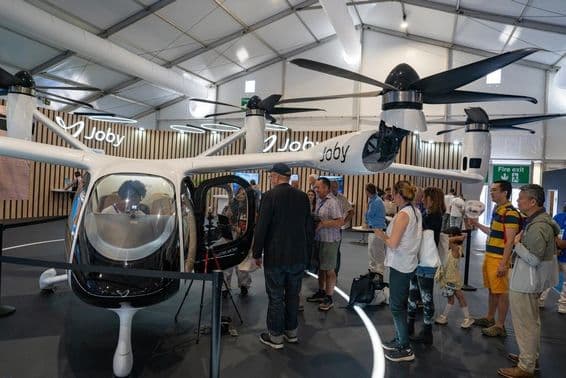 Estande da Joby Aviation no Farnborough International Airshow em uma sexta-feira.
