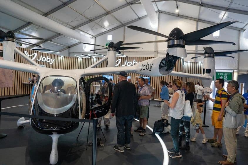 Estande da Joby Aviation no Farnborough International Airshow em uma sexta-feira.