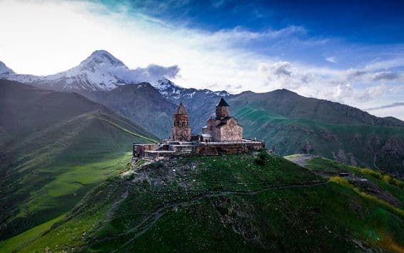 Igreja da Trindade, comumente conhecida como Mosteiro Kazbegi, perto da vila de Stepantsminda na Geórgia.