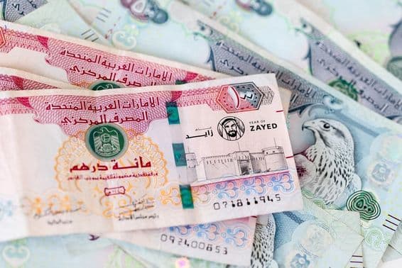 Dirhams dos EAU, notas bancárias, notas de um e quinhentos dirhams.