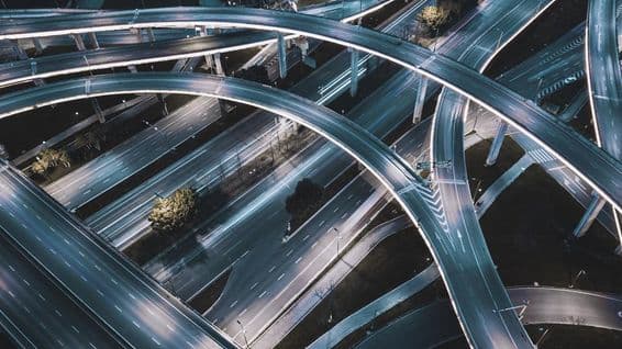 Uma interseção de tráfego elevada e de múltiplos níveis à noite.