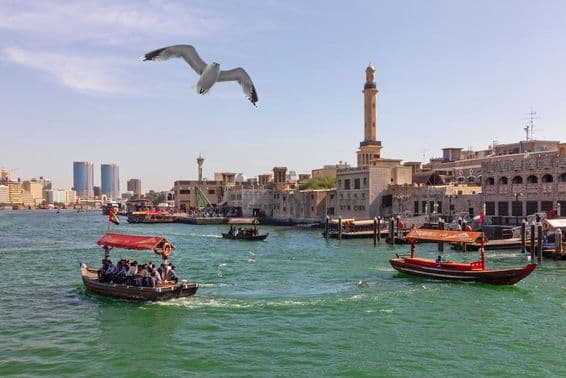 Barcos Abra no Dubai Creek na cidade antiga.