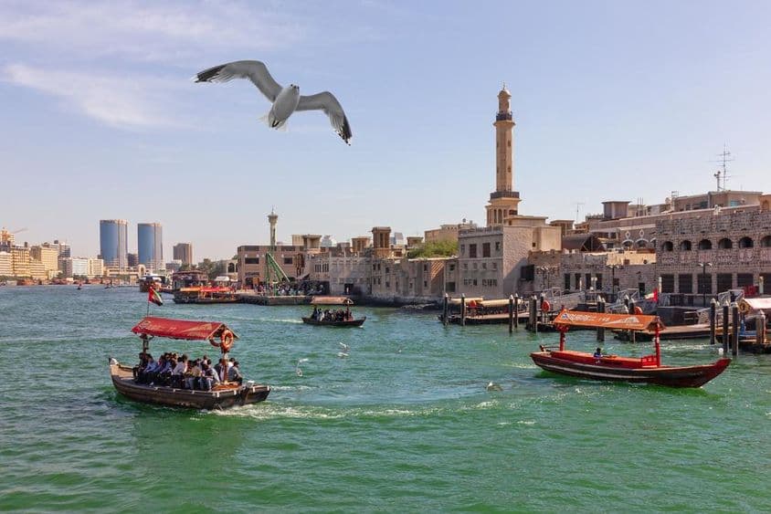 Barcos Abra no Dubai Creek na cidade antiga.
