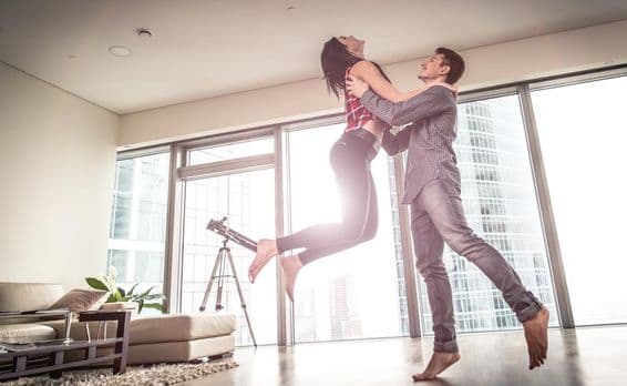 Casal feliz acabou de comprar um novo apartamento em Dubai.