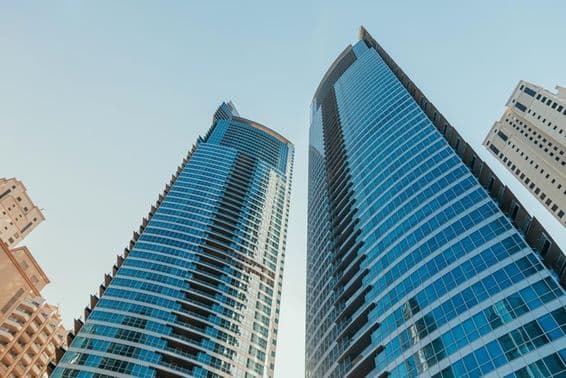 Arranha-céus modernos em Dubai.