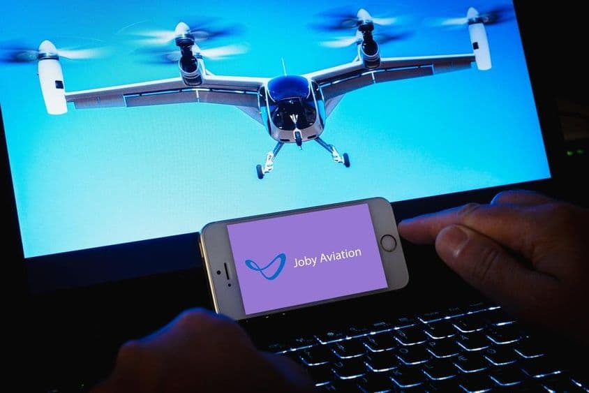 A Joby Aviation é uma empresa americana que desenvolve aeronaves elétricas para serviços de táxis aéreos.