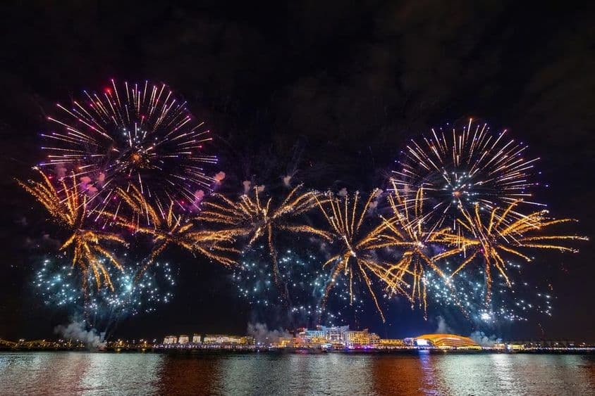 Fogos de artifício sobre a Ilha Al Bandar com vista para a Ilha Yas em Abu Dhabi.