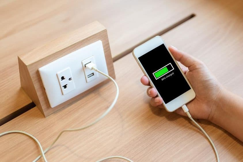Smartphone carregando de uma entrada USB embutida.