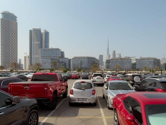 Vista de edifícios modernos a partir do estacionamento no distrito de design de Dubai.